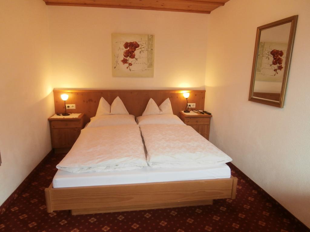 Gaestehaus Hochmuth Mayrhofen Rum bild